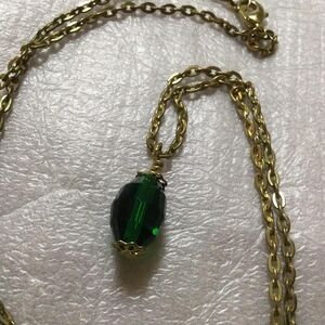 Elegant Gold Necklace with Green Pendant